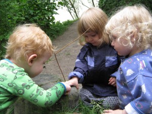 Børnene leger koncentreret i haven
